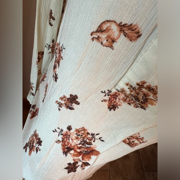 Altar’d State Squirrels and Flowers Blouse - Picture 3 of 12